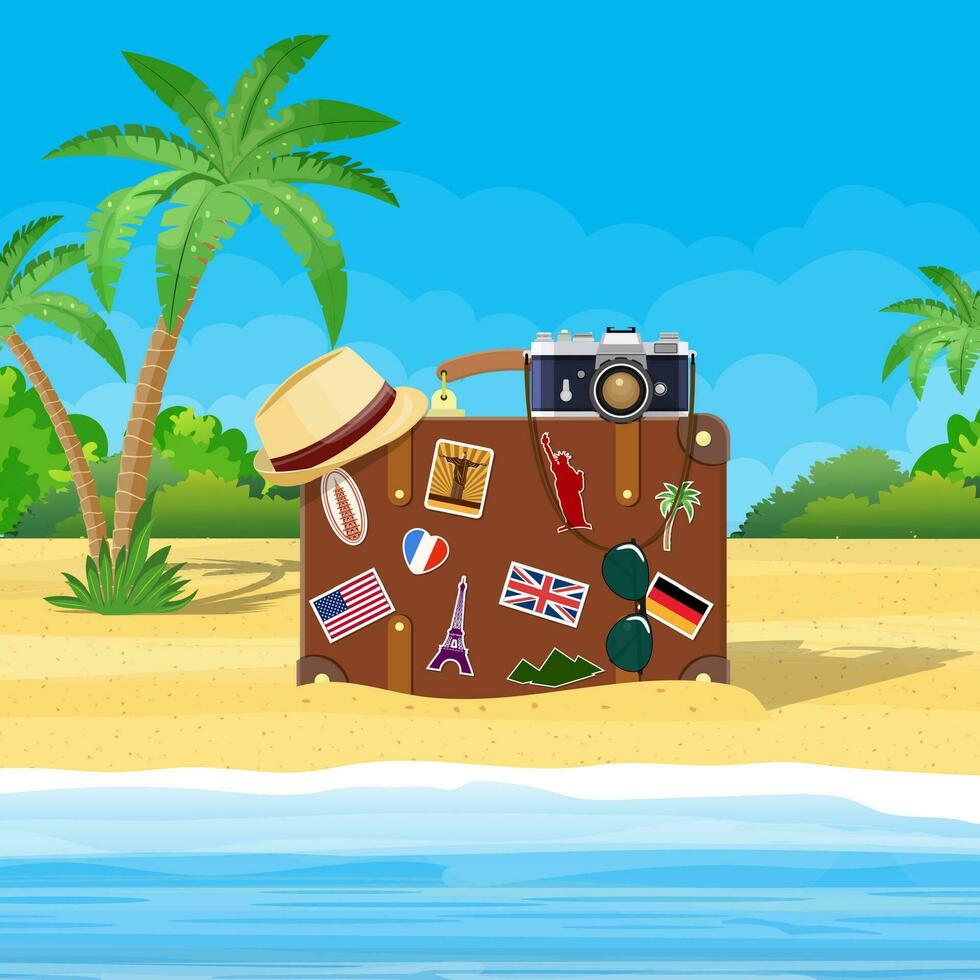 Jahrgang alt Reise Koffer auf Strand. Leder retro Tasche mit Aufkleber. Hut, Foto Kamera, Brille, Insel Palme Kokosnuss. Sand Strand, Meer, Wolke. Ferien Reise. Vektor Illustration eben Stil