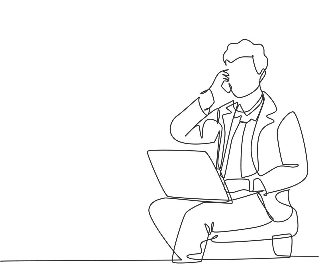 enda kontinuerlig ritning av ung chef som sitter och skriver på en bärbar dator under att ringa sin teammedlem för att ge instruktion. arbetsriktning koncept en rad rita grafisk design vektor illustration