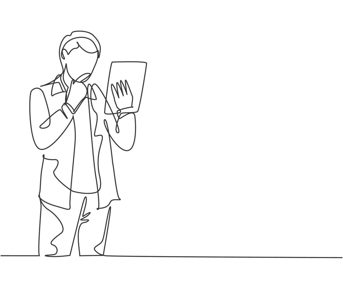 enda kontinuerlig ritning av ung affärsman som står medan han håller den bärbara datorn och tänker affärsstrategi på kontoret. affärsidé koncept en rad rita design vektor illustration