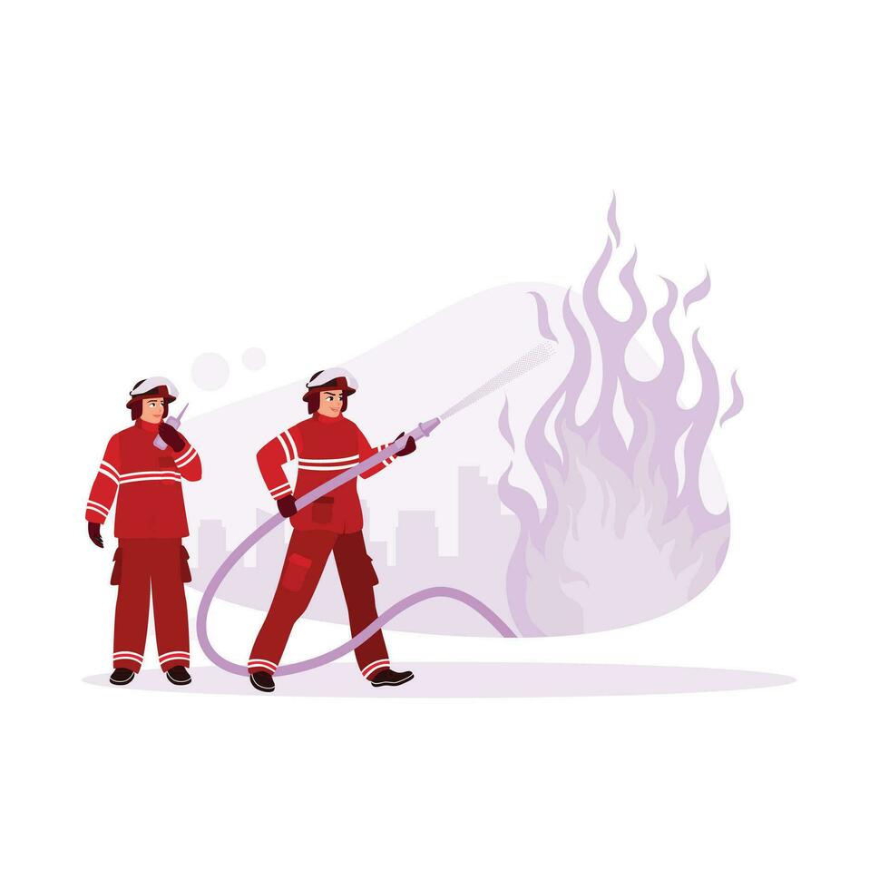 Feuerwehrleute im voll Uniform löschen das Feuer mit Flammen und groß Schläuche. Löschen Feuer draußen mit mehrstöckig Gebäude im das Hintergrund. verschiedene Berufe Menschen Konzept. vektor