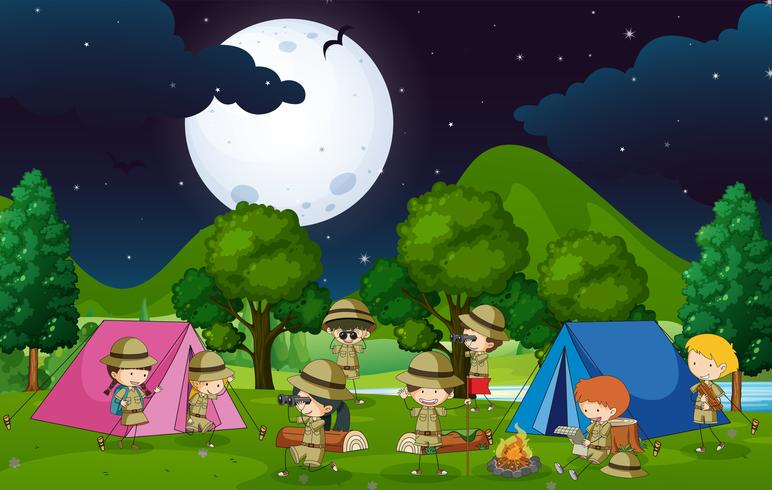 Många barn camping i skogen på natten vektor
