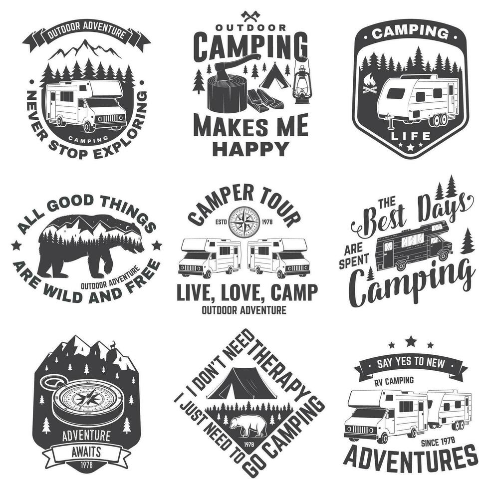 uppsättning av camping märken, plåster. camping Citat. vektor. begrepp för skjorta eller logotyp, skriva ut, stämpel eller tee. årgång typografi design med rv, motor Hem, camping trailer silhuett. vektor