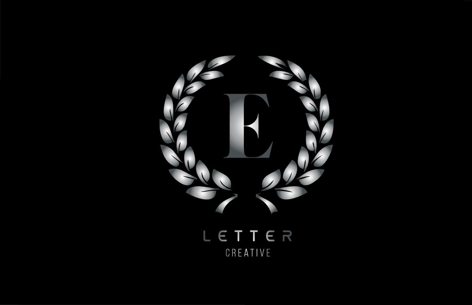 silvergrå metall e alfabetet brev logotyp ikon med blommönster för företag och företag vektor