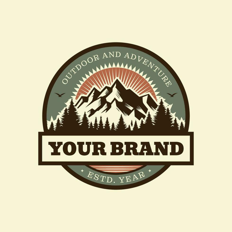årgång äventyr utomhus- bricka. camping emblem logotyp med berg och träd illustration vektor