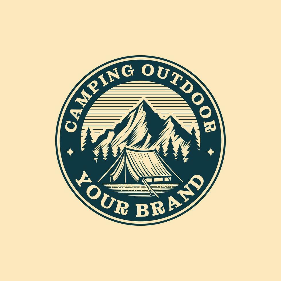 Jahrgang Abenteuer draussen Abzeichen. Camping Emblem Logo mit Berg und Baum Illustration vektor