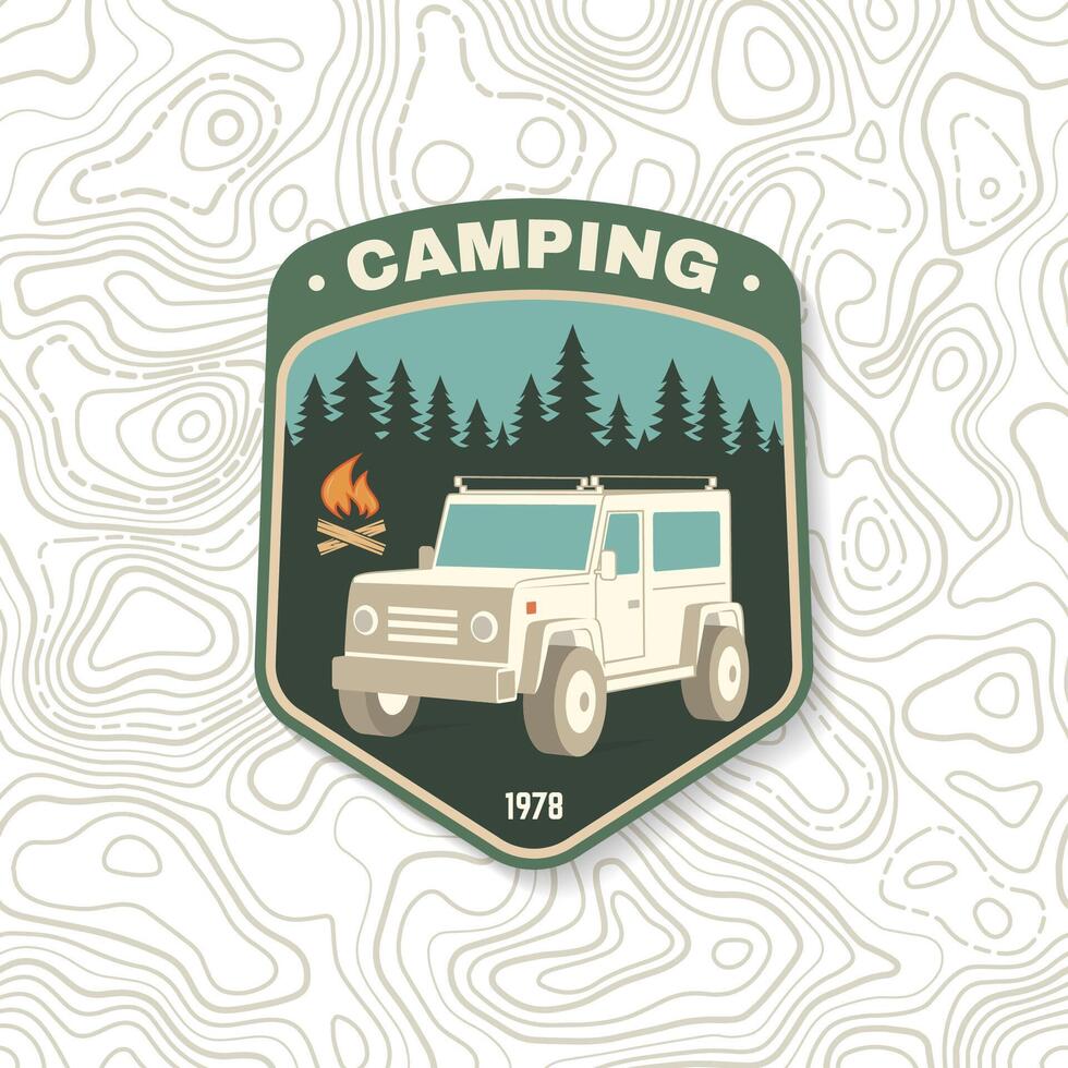 Camping Patch. Vektor. Konzept zum Hemd oder Logo, drucken, Briefmarke oder Tee. Jahrgang Typografie Design mit 3d Offroad Auto und Wald Silhouette. vektor
