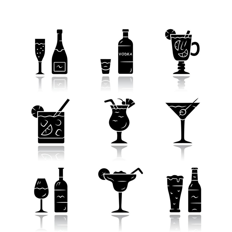 drycker släpp skugga svart glyph ikoner set. alkoholdryckskort. champagne, vodka, hot toddy, vin, öl, cocktail i lowballglas, martini, margarita, pina colada. isolerade vektorillustrationer vektor