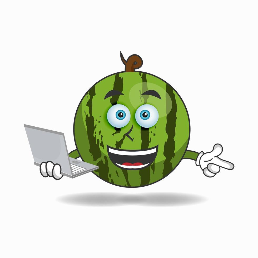 Wassermelonen-Maskottchen-Charakter mit Laptop in der rechten Hand. Vektor-Illustration vektor