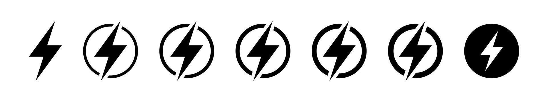 Blitz, elektrisch Leistung Vektor Symbol. Energie und Donner Elektrizität Symbol. Blitz Bolzen Zeichen im das Kreis. Leistung schnell Geschwindigkeit Logotyp.