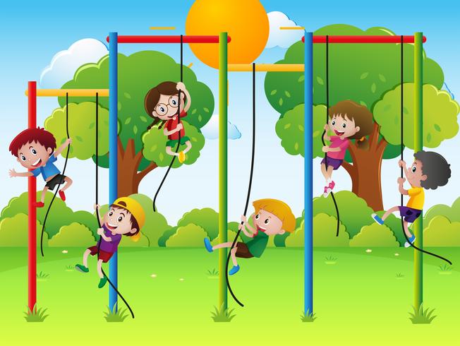 Många barn klättrar upp rep på lekplatsen vektor