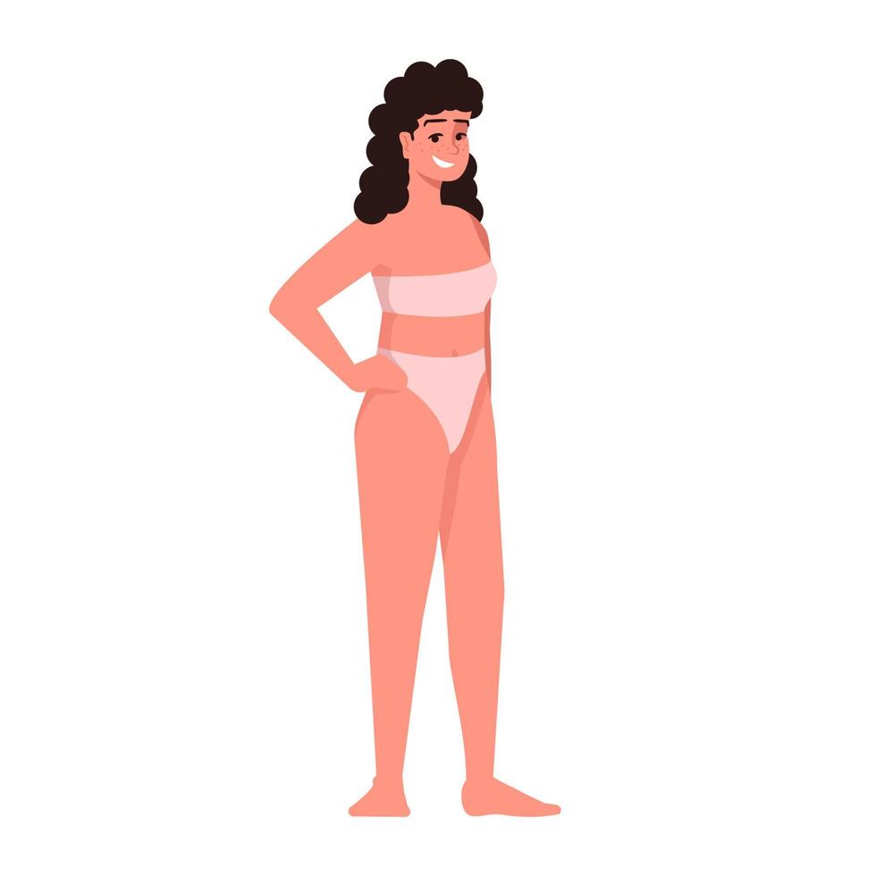 Frau gekleidet in zweiteiligen Badeanzug flache Vektorgrafiken. Körper positiv. dünne Figur. Kaukasische lächelnde Dame mit lockigen schwarzen Haaren und Sommersprossen isolierte Zeichentrickfigur auf weißem Hintergrund vektor