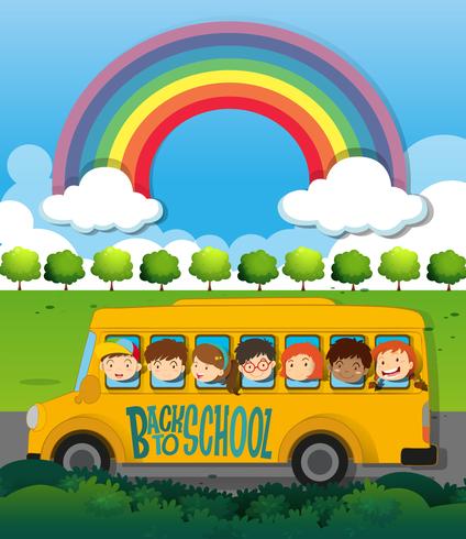 Kinder fahren im Schulbus vektor