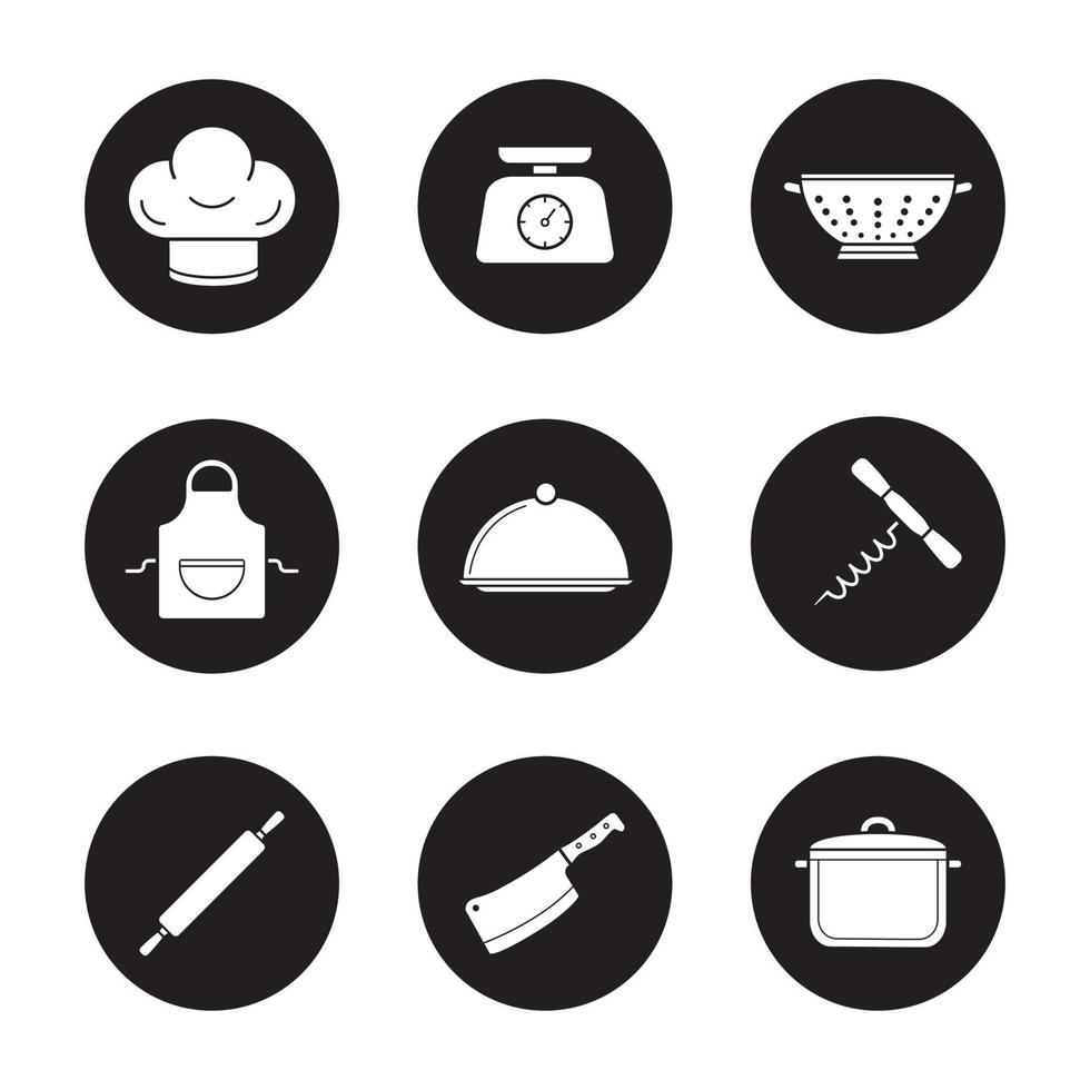köksutrustning ikoner set. kockmössa, köksmatvåg, durkslag, förkläde, täckt fat, gryta, kavel, klyv, korkskruv. vektor vita silhuetter illustrationer i svarta cirklar