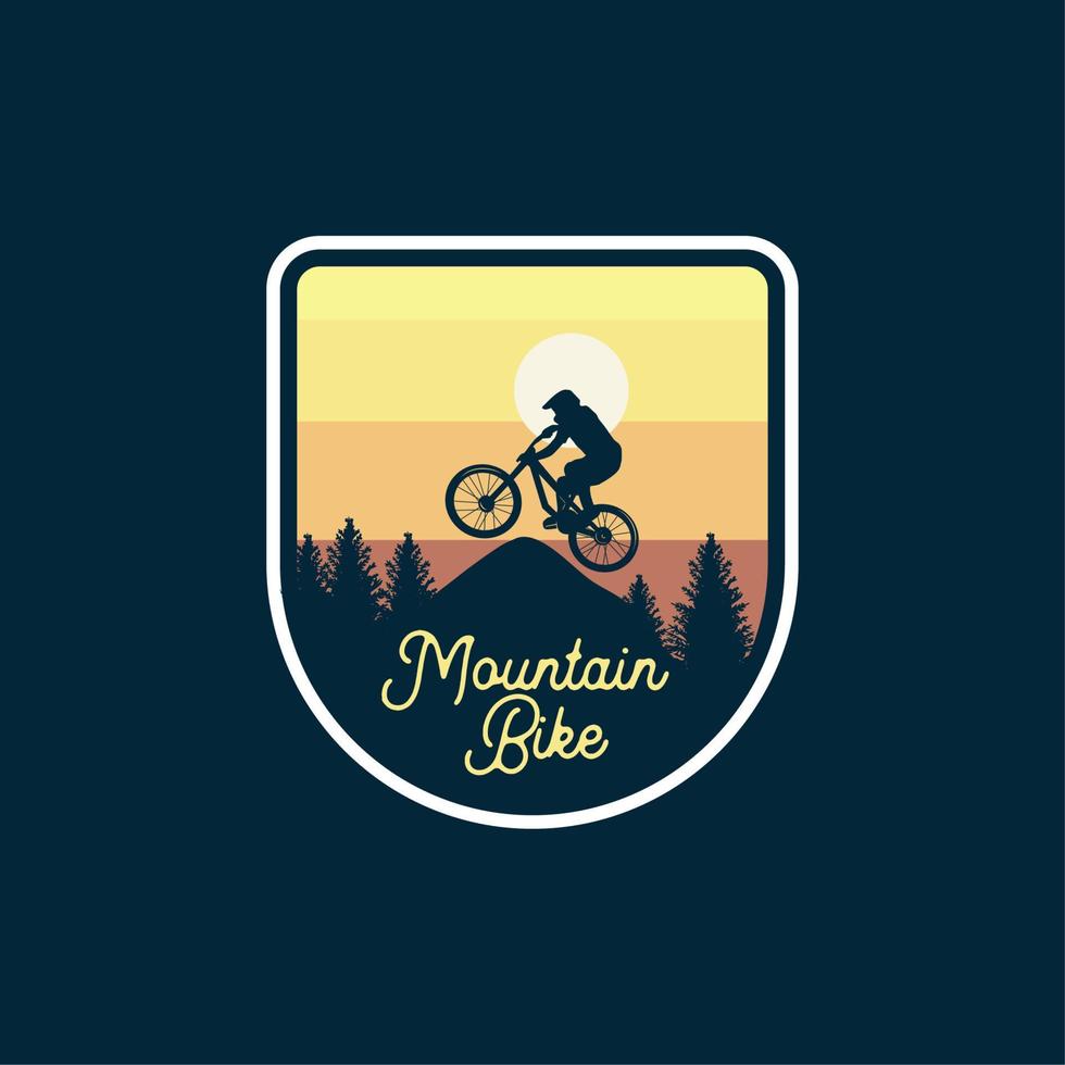 Mountainbike-Abzeichen Sprung Silhouette gelber Himmelshintergrund. Logo-Schild-Patch-Design vektor