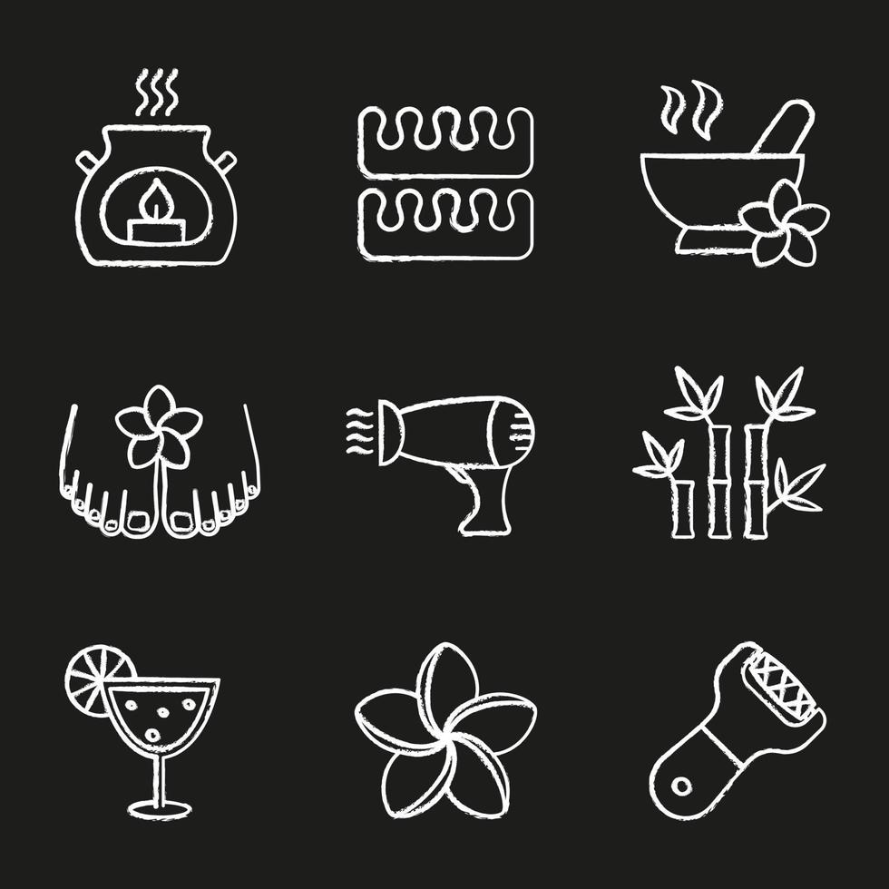 Spa-Salon-Kreide-Icons gesetzt. Aromatherapiekerze, Zehentrenner, Mörser und Stößel, Haartrockner, Plumeria, Bambusstäbchen, Cocktail, Fußfeile. isolierte tafel Vektorgrafiken vektor