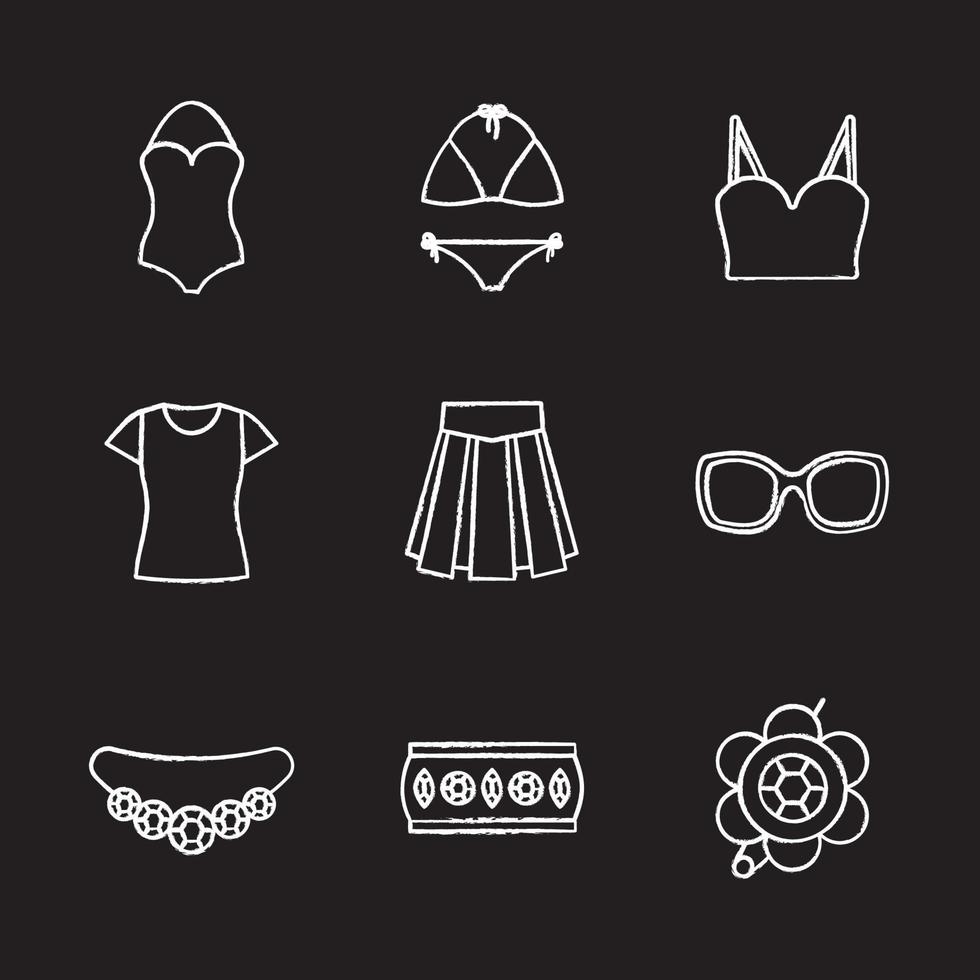 kvinnors tillbehör krita ikoner set. kläder och smycken. baddräkter, topp, t-shirt, kjol, solglasögon, armband, brosch, halsband. isolerade svarta tavlan vektorillustrationer vektor