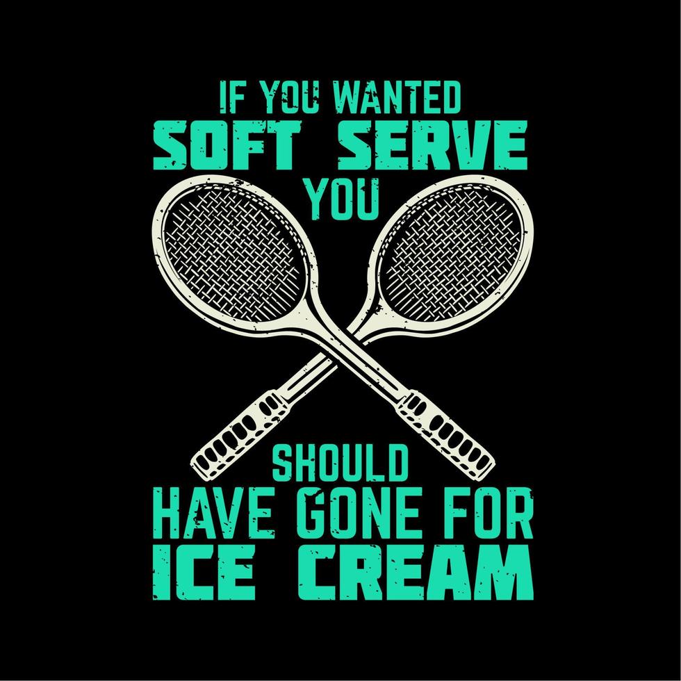 t-shirtdesign som du precis fick serverad med tennisracket och vintageillustration med svart bakgrund vektor