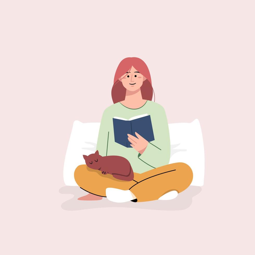 ung flicka känner sig avslappnad sittande i sängen med sin katt och läser bok innan hon sover i platt design vektor