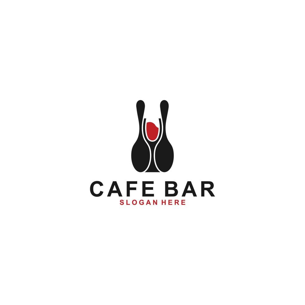 café bar logotyp med en sked i kombination med en drink vektor