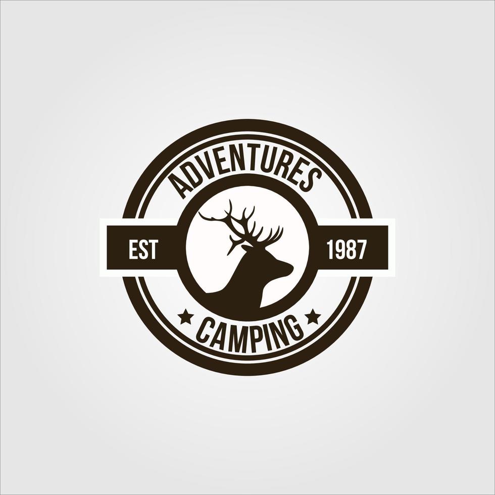 Outdoor-Camping-Logo. Wandern in Bergen und Wäldern vektor
