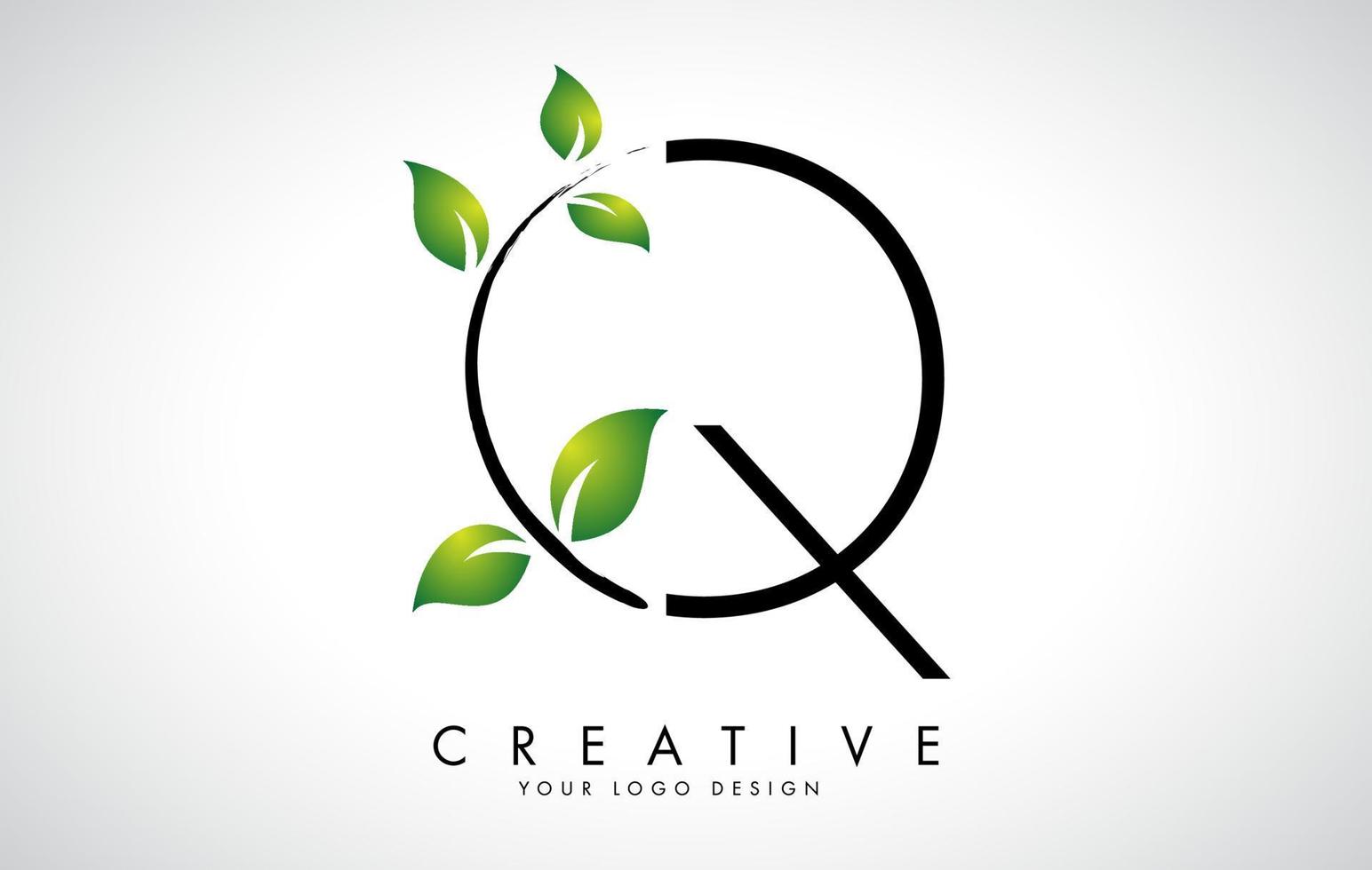 Blattbuchstabe q-Logo-Design mit grünen Blättern auf einem Ast. Buchstabe q mit Naturkonzept. vektor
