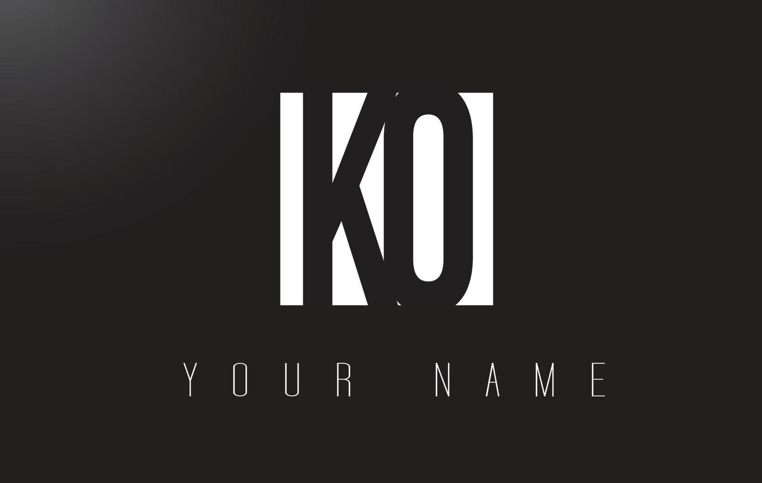 Ko-Brief-Logo mit schwarz-weißem Negativraumdesign. vektor