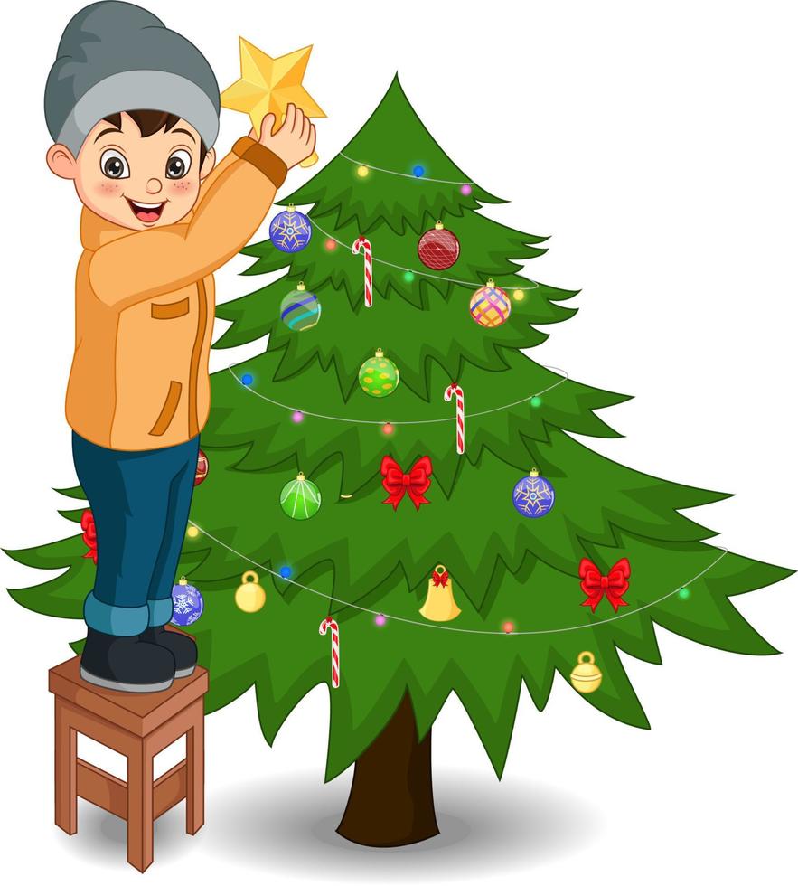 Junge, der den Weihnachtsbaum mit Kugeln, Glocken, Sternen, Bonbons, Schleifen und Lichtergirlanden schmückt vektor