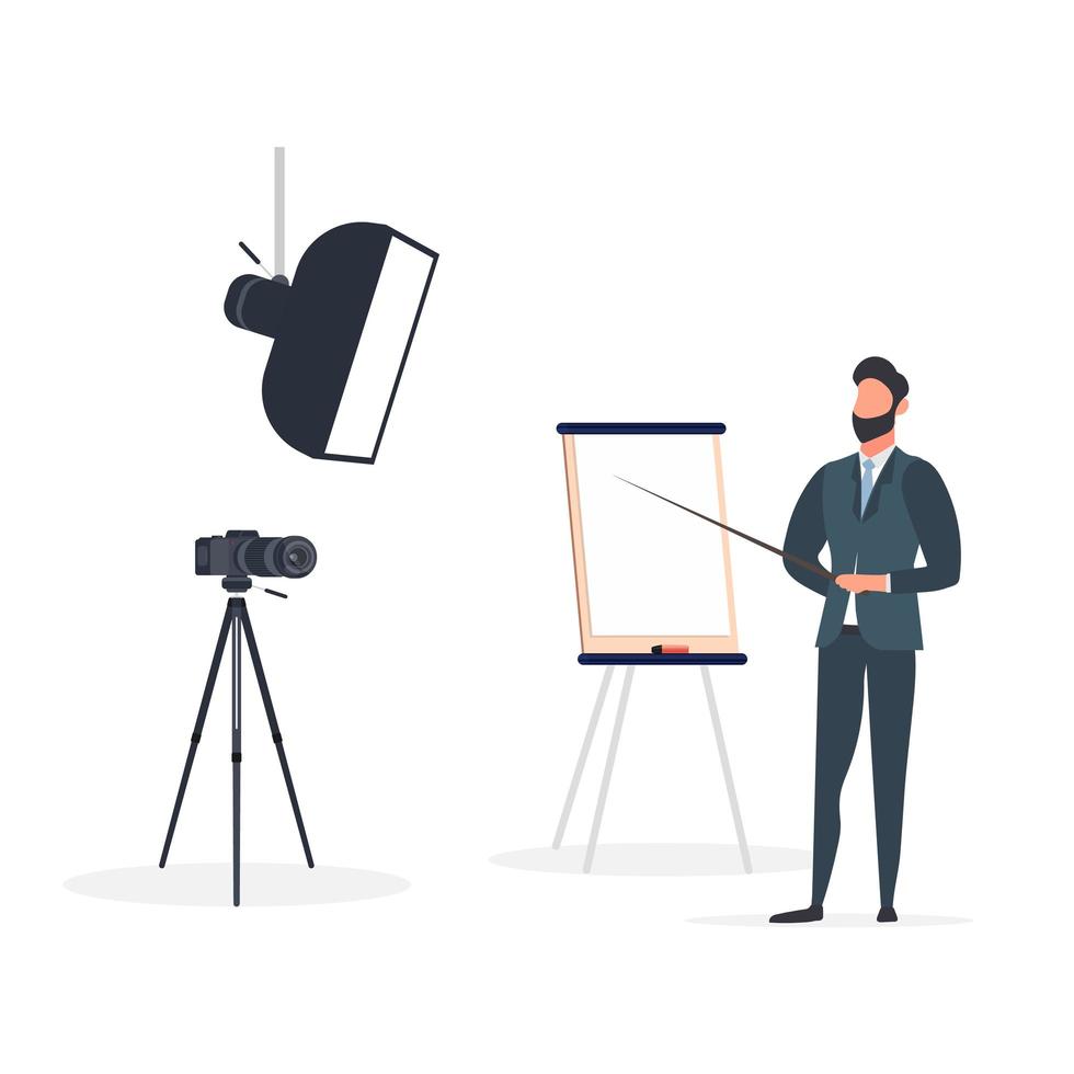 en man i kostym med slips håller en presentation för kameran. läraren skriver en lektion. konceptet bloggande, onlineutbildning och konferenser. kamera på stativ, softbox. vektor