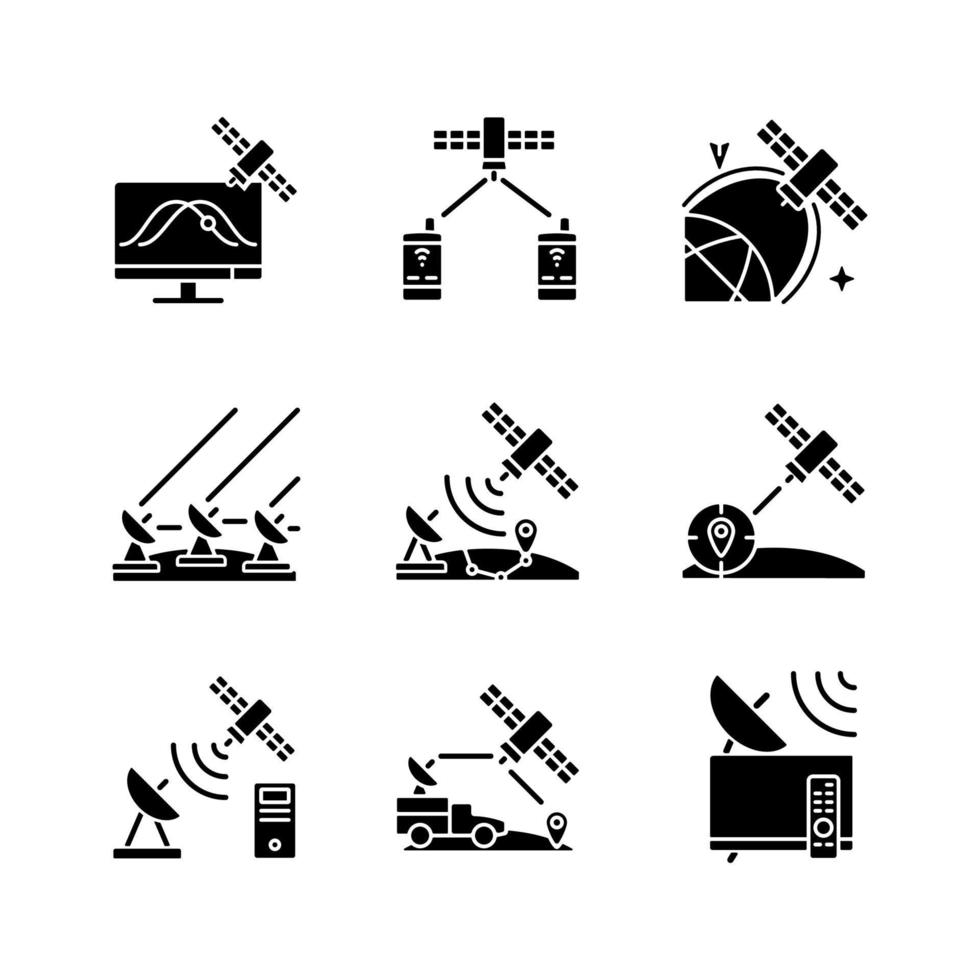 konstgjorda satelliter svart glyfikoner inställd på vitt utrymme. satellitspårning, navigering, positioneringssystem. olika typer av konstgjorda satelliter. siluett symboler. vektor isolerade illustration