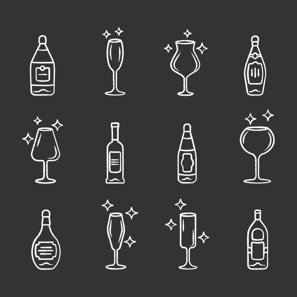 alkohol dryck glas krita ikoner set. vinserviceelement. kristallglas former. typer av drycker och drycker. rött vin och whiskyflaskor med etiketter. isolerade svarta tavlan vektorillustrationer vektor