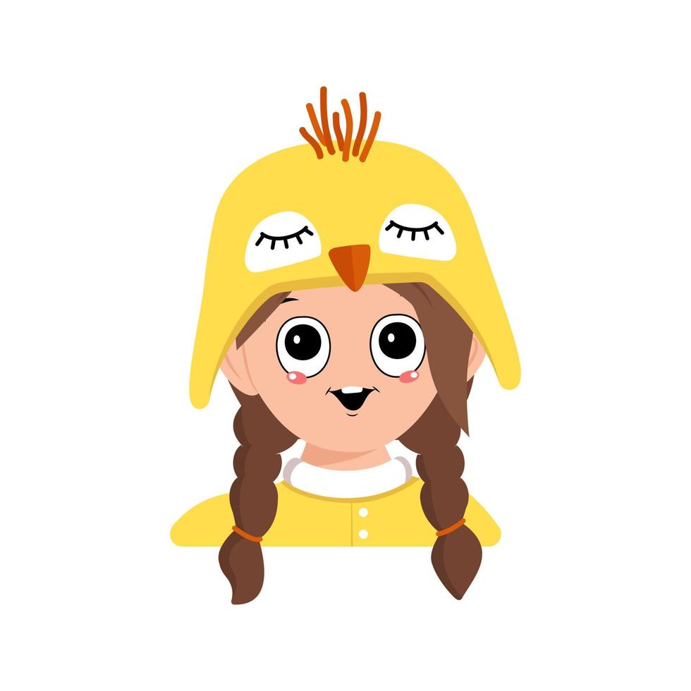 avatar av flicka med stora ögon och brett glada leende i söt gul kycklinghatt. huvudet av barn med glada ansikte för semester påsk, nyår eller kostym för fest. platt vektor illustration