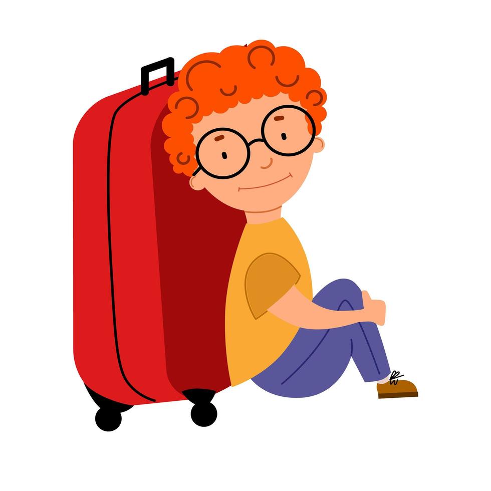 en söt rödhårig lockig pojke med glasögon sitter bredvid en resväska. vektor
