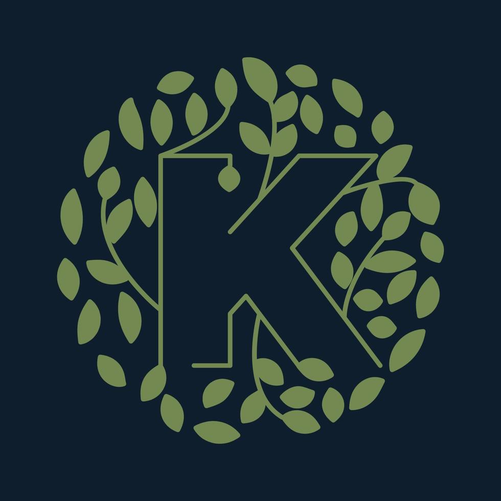 bokstaven k med lövgrön trädgård natur prydnad logotyp vektor ikondesign