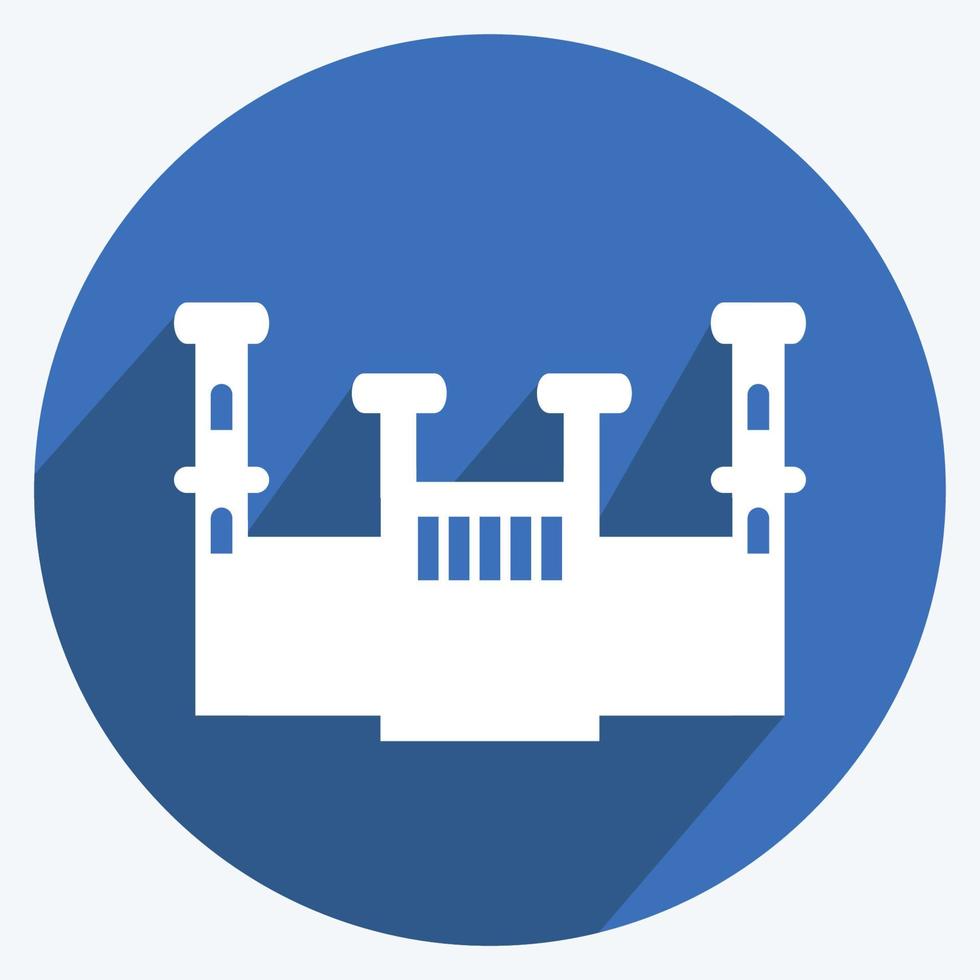 slottsikonen i trendig långskuggstil isolerad på mjuk blå bakgrund vektor