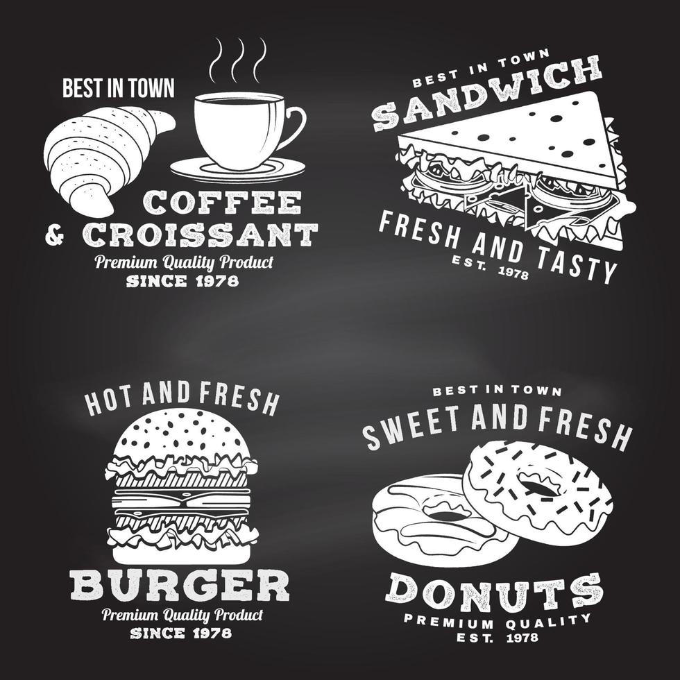 uppsättning snabbmat retro badge design på svarta tavlan. vintage design med smörgås, kaffe, croissant, hamburgare, munkar för pub eller snabbmatsaffär. för restaurangidentitetsobjekt, meny vektor