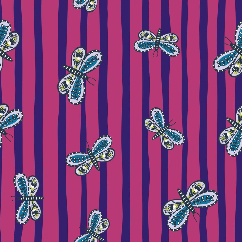 sömlöst insektsmönster med botaniska dekorativa slumpmässiga blå folkfjärilstryck. rosa och blå randig bakgrund. vektor