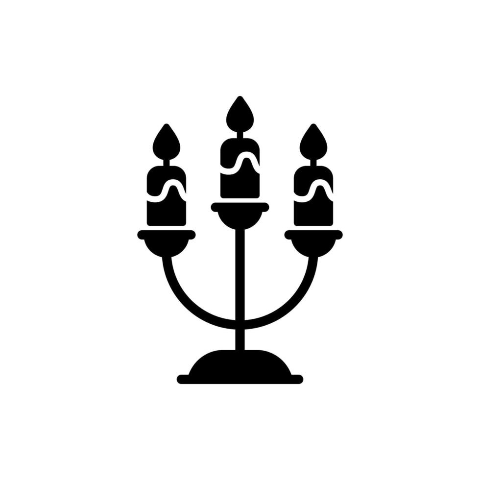 Kerzenständer mit brennenden Kerzen-Silhouette-Symbol. Kerzenlicht-Dekor für Halloween-Glyphen-Piktogramm. kerzenhalter mit flamme für religion, weihnachten, chanukka-ikone. isolierte Vektorillustration. vektor