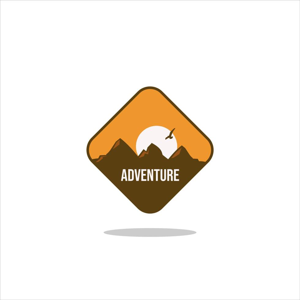 utomhusäventyr vintageetikett, märke, logotyp eller emblem. med berg och skog siluett. vektor illustration.
