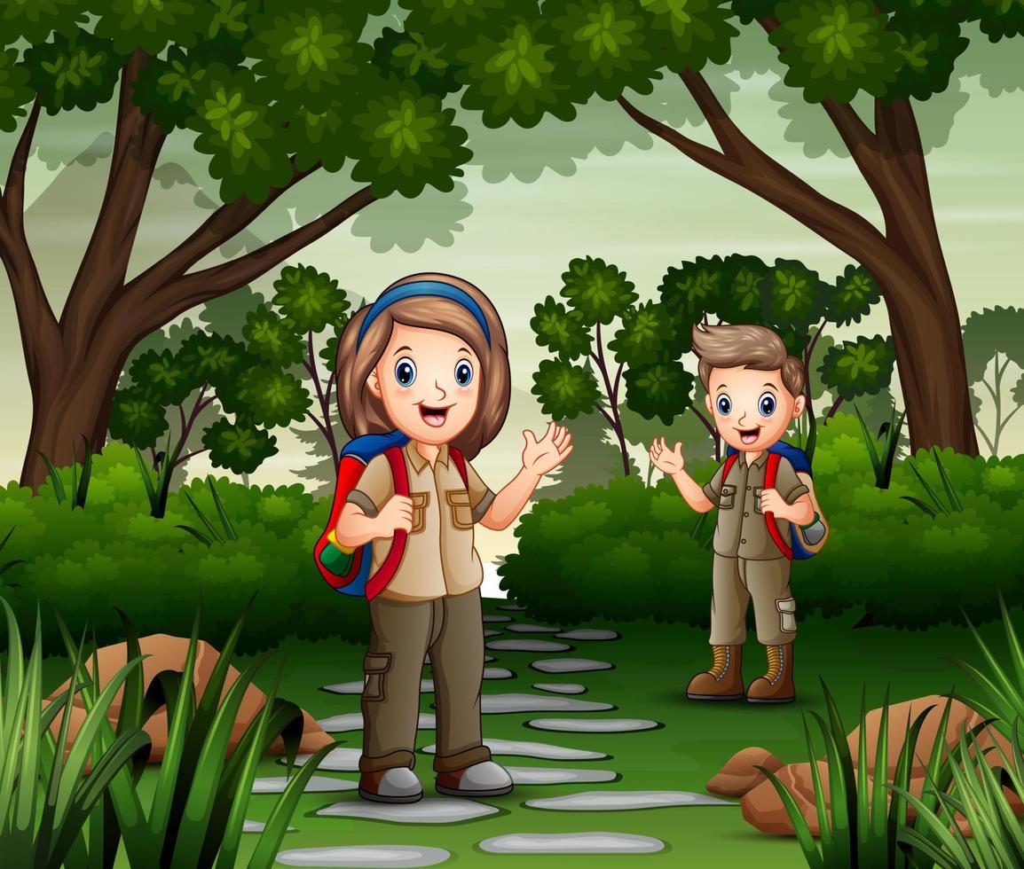 scen med två scouter som vandrar i skogen vektor