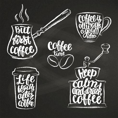 Kaffeebeschriftung in der Tasse, Mühle, Topfkreideformen. Moderne Kalligraphiezitate über Kaffee. Weinlesekaffeekonturngegenstände stellten mit handgeschriebenen Phrasen auf Kreidebrett ein. vektor