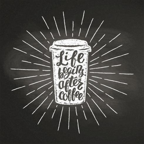 Kreide maserte Papierkaffeetasseschattenbild mit Weinlesesonnenstrahlen und -beschriftung auf schwarzem Brett. Vector Coffee-to-go-Becherillustration für Getränk und Getränk. Menü Café Thema, Poster, T-Shirt Druck, Logo.