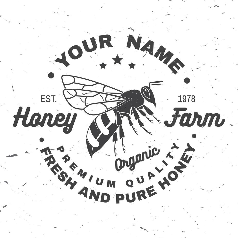 honungsgårdsmärke. vektor. koncept för skjorta, tryck, stämpel eller tee. vintage typografi design med bi siluett. retrodesign för honungsbigårdsföretag. färsk och ren honung vektor