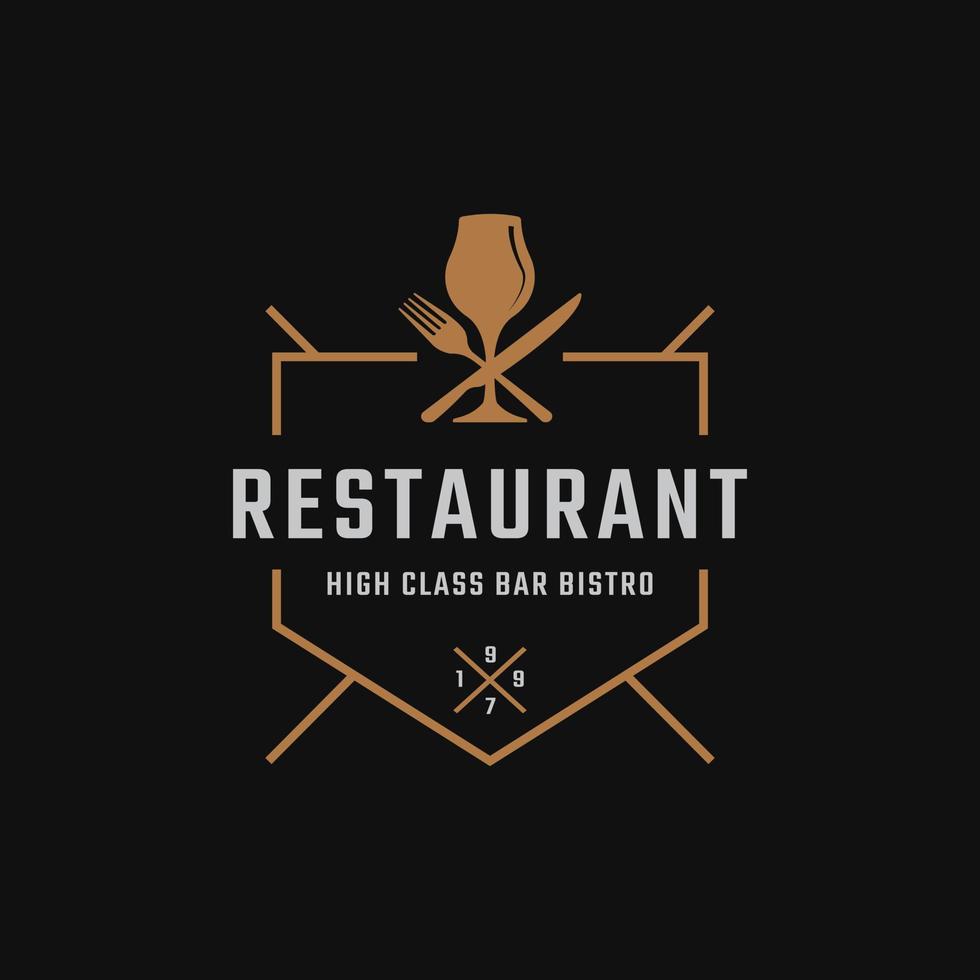 klassisk vintage retro etikett märke för lyxigt vinglas med sked gaffel kniv för restaurang bar bistro logo design inspiration vektor