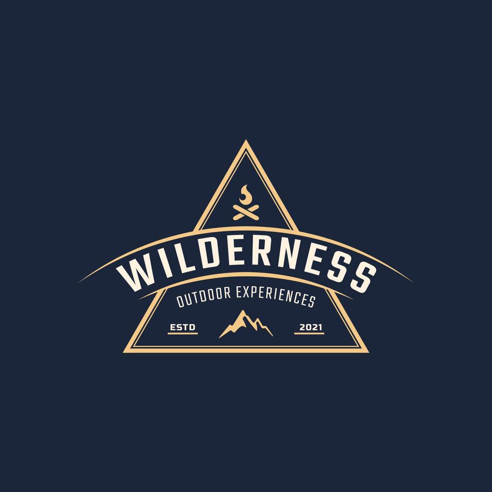 Vintage-Emblem-Abzeichen Wildnis-Berg-Abenteuer-Logo mit Lagerfeuer-Symbol für Outdoor-Camp im Retro-Stil-Vektor-Illustration vektor