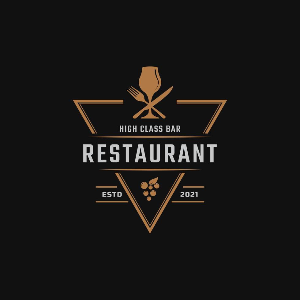 klassisches Vintage-Retro-Label-Abzeichen für Luxusweinglas mit Löffelgabelmesser für Restaurant-Bar-Bistro-Logo-Design-Inspiration vektor