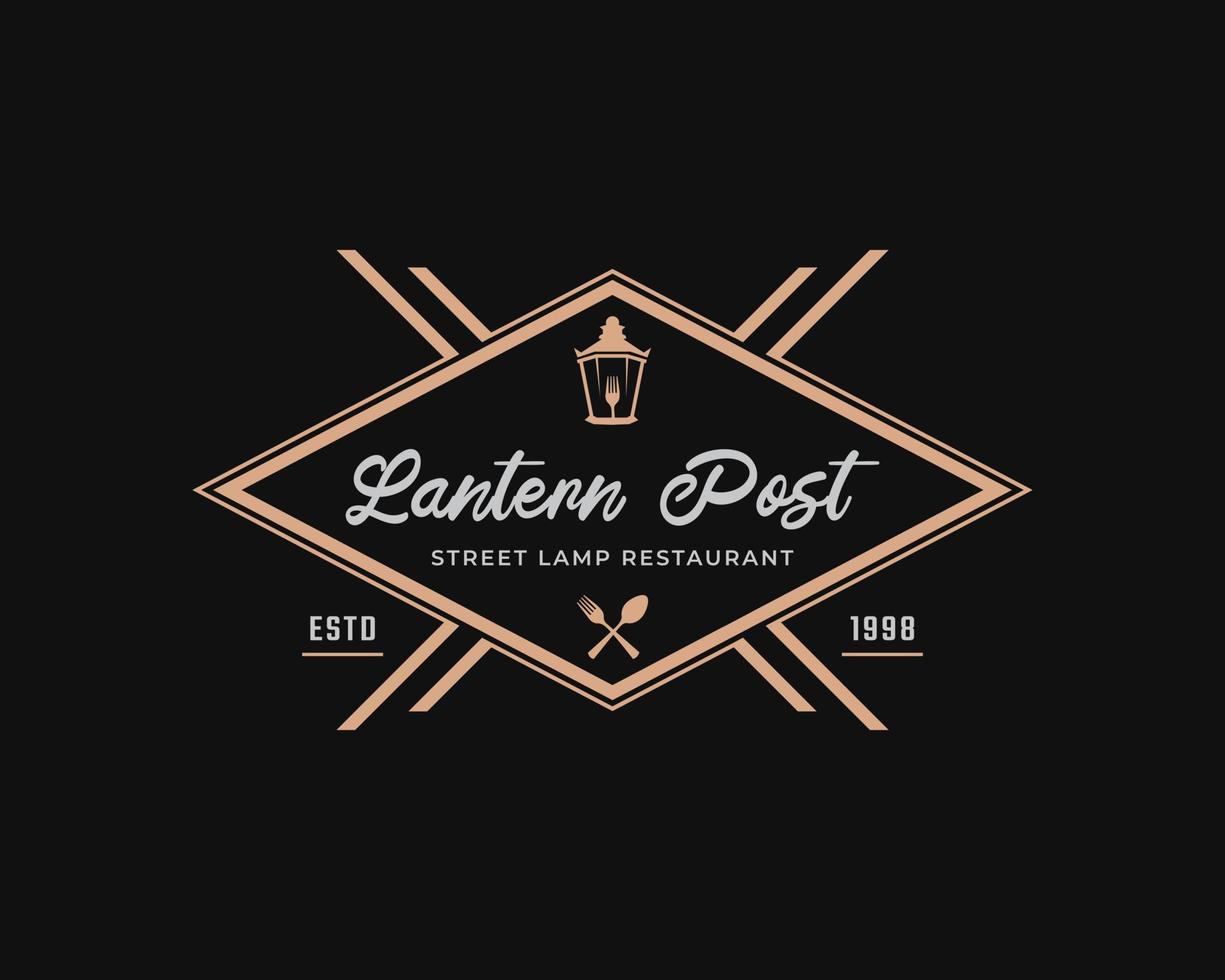 klassisk vintage retro etikett märke för lykta stolpe gatlykta med gaffel restaurang logotyp design inspiration vektor