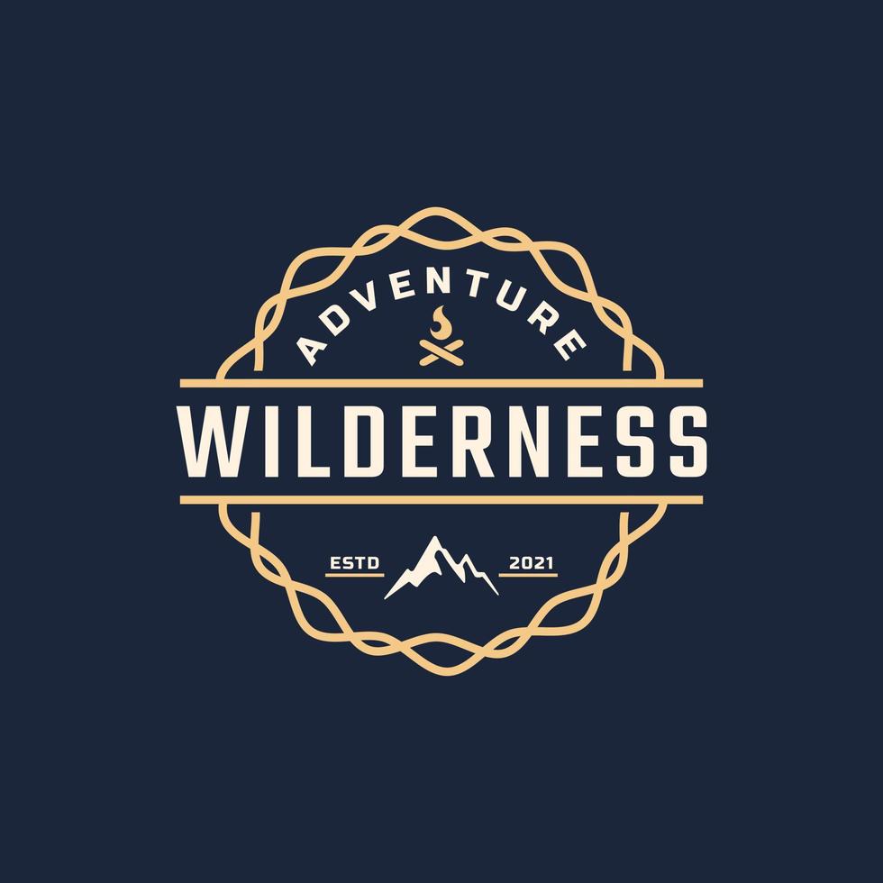 vintage emblem märke vildmark berg äventyr logotyp med bål symbol för utomhus läger i retro stil vektor illustration