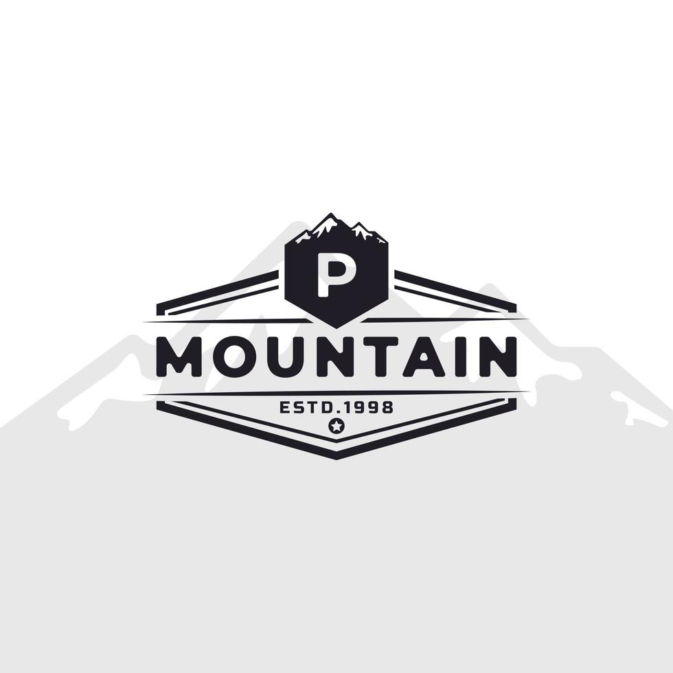 Vintage-Emblem-Abzeichen-Buchstabe p Berg-Typografie-Logo für Outdoor-Abenteuer-Expedition, Berg-Silhouette-Shirt, Druckstempel-Design-Vorlagenelement vektor