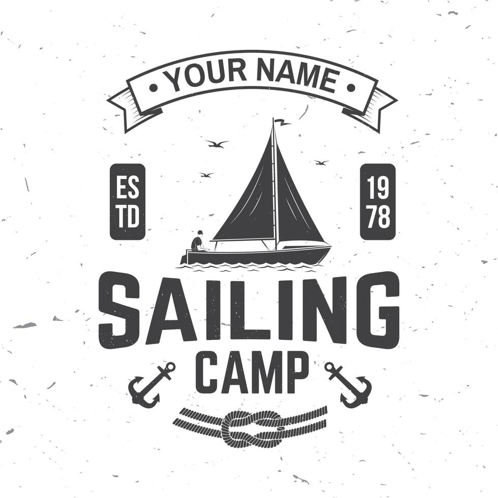 Segelcamp-Abzeichen. Vektor. konzept für hemd, druck, stempel oder t-stück. Vintage-Typografie-Design mit Mann in Segelboot-Silhouette. Segeln auf einem kleinen Boot. Ozean-Abenteuer. vektor