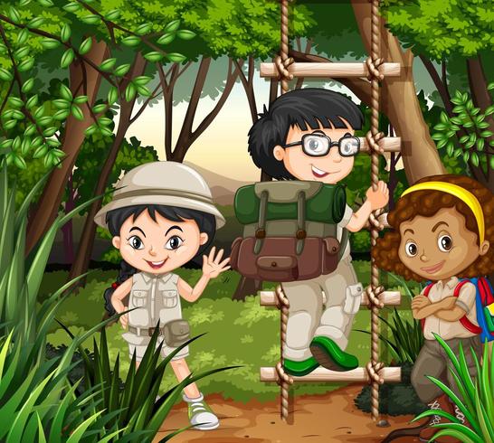 Barn vandrar i skogen vektor